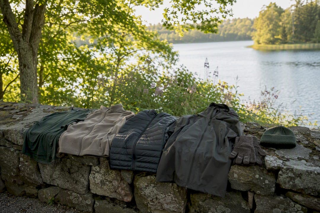 A klädguide for forest and lake: what to pack and wear